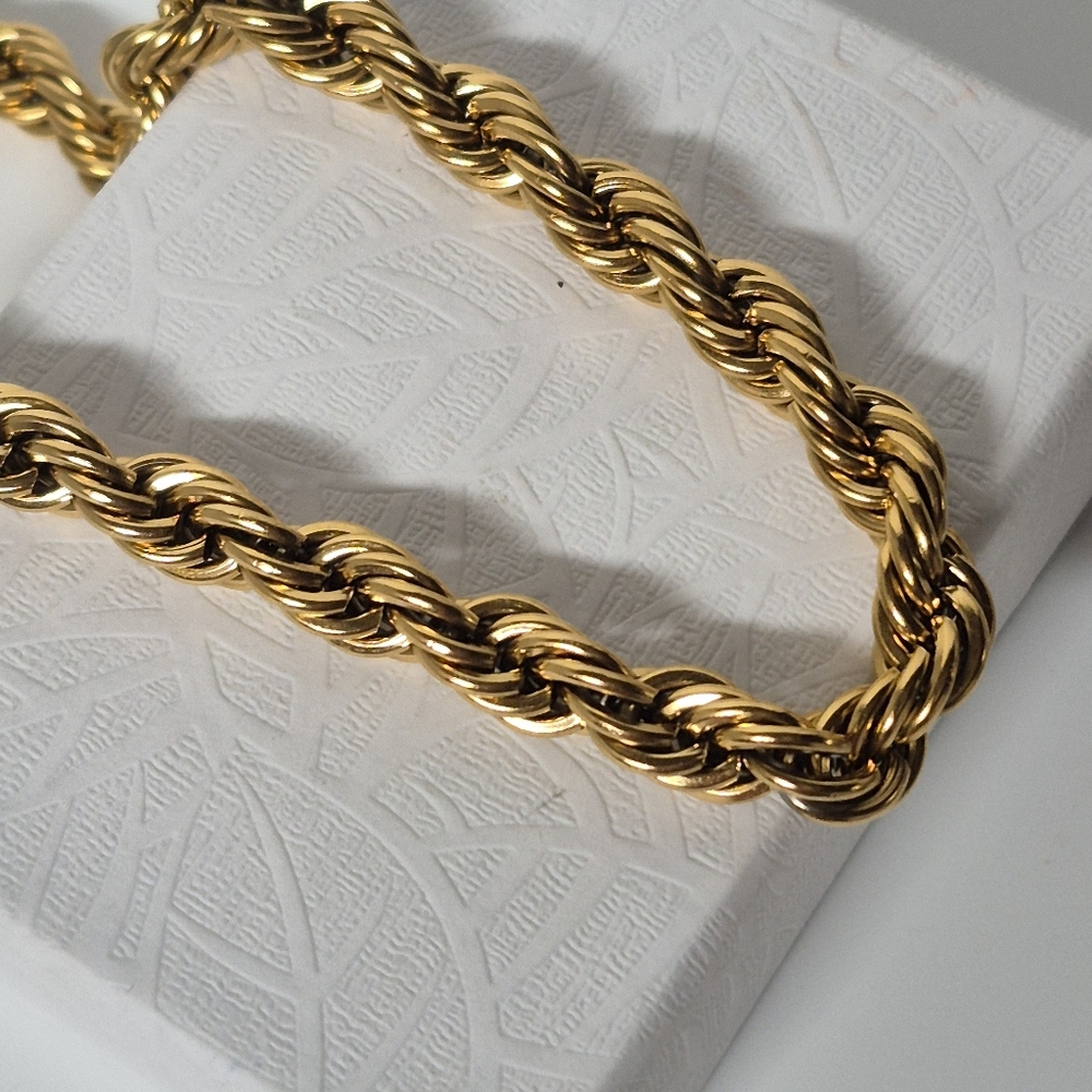Luxurious Gold Rope Chain Necklace - Picture 3 of 6